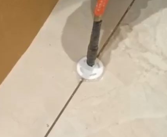 武清瓷砖空鼓维修公司专业解答瓷砖在铺贴过程中，如果没有涂抹均匀到位的粘结材料（如水泥砂浆或瓷砖胶），可能会导致以下问题